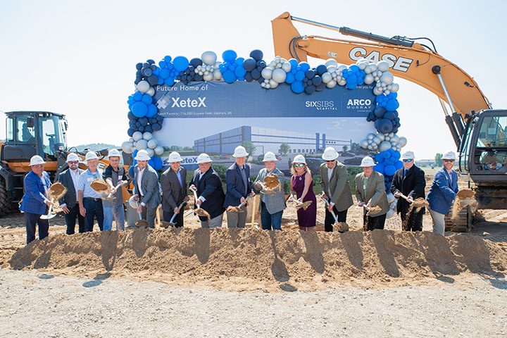 ARCO/Murray and XeteX Celebrate the Groundbreaking of the New 116,000 SF HVAC Manufacturing Facility in Wisconsin - Project Team Lifting Dirt